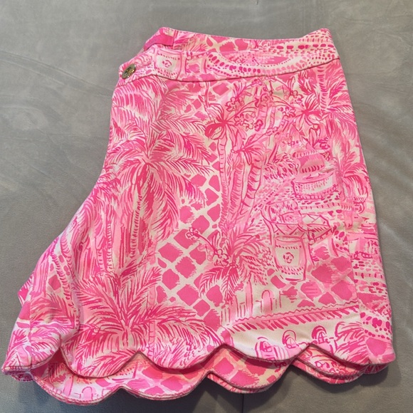 Lilly Pulitzer-  Pink Floral Shorts, Size 10, excellent condition, worn once - Picture 4 of 4